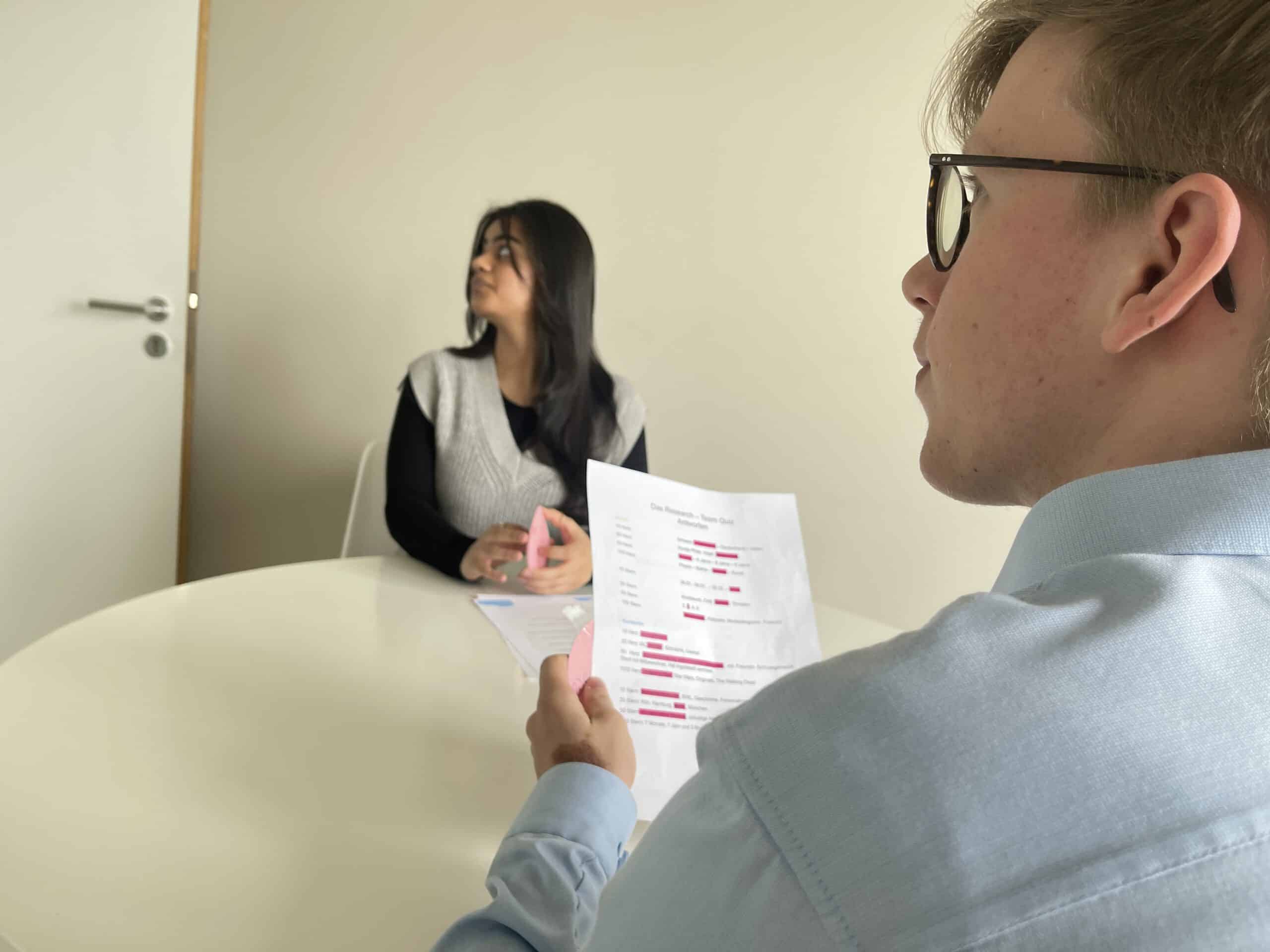 zwei Junge Mitarbeiter arbeiten zusammen. Es zeigt die Generation Z In der neuen Arbeitswelt
