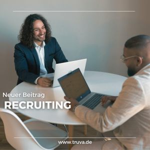 Zwei Mitarbeiter sitzen voreinander und sind im Recruiting-Prozess